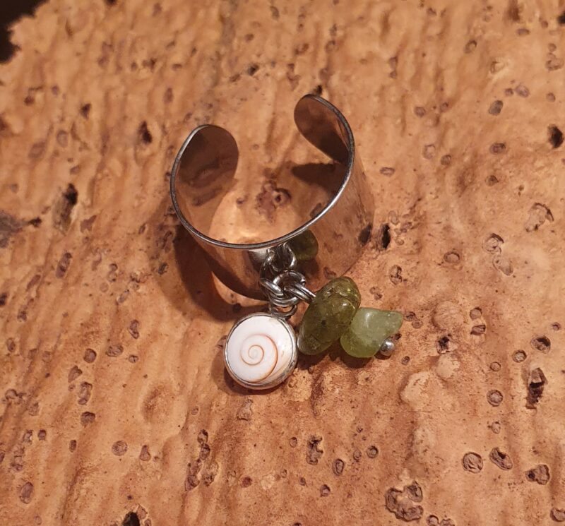 Bague en inox avec œil de Sainte Lucie sertie en argent, création artisanale de Natacha Leca pour la marque Latitude 42.02.