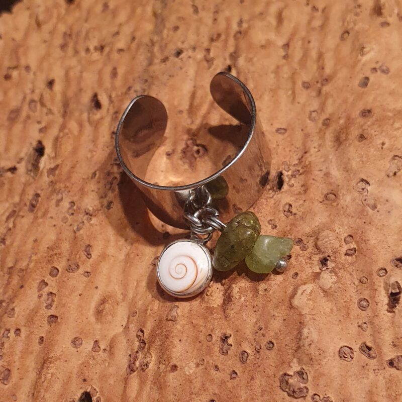 Bague en inox avec œil de Sainte Lucie sertie en argent, création artisanale de Natacha Leca pour la marque Latitude 42.02.